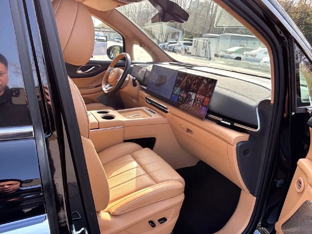 2025 Voyah Dream 1.5T 150HP L4 PHEV 41.7KWH,autocango,china used car exporter,china ev exporter,chinese used car exporter,chinese used ev exporter