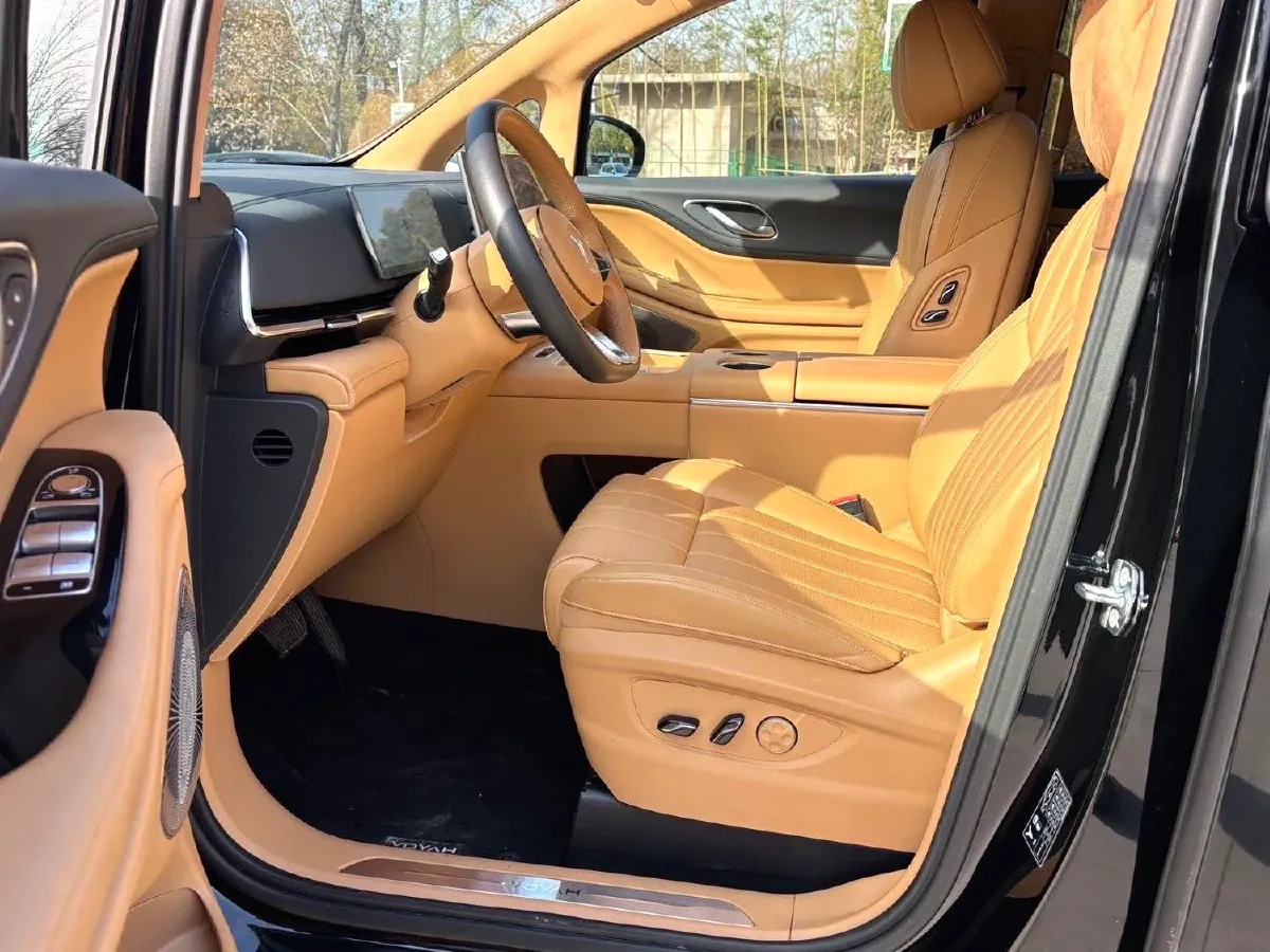 2025 Voyah Dream 1.5T 150HP L4 PHEV 41.7KWH,autocango,china used car exporter,china ev exporter,chinese used car exporter,chinese used ev exporter