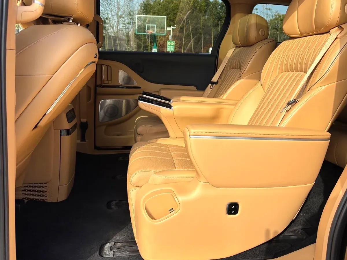 2025 Voyah Dream 1.5T 150HP L4 PHEV 41.7KWH,autocango,china used car exporter,china ev exporter,chinese used car exporter,chinese used ev exporter