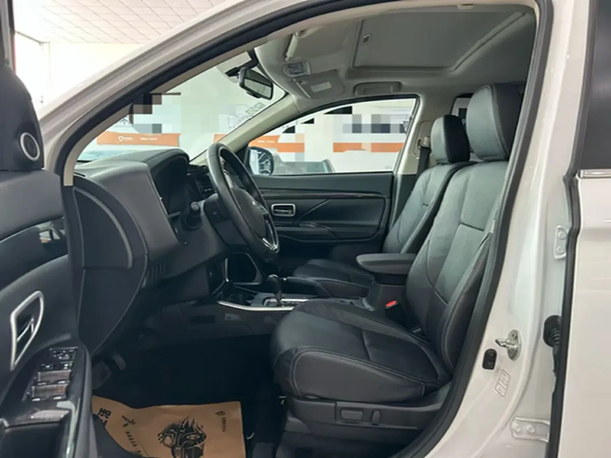 2018 Mitsubishi Outlander 2.4L 192HP L4 CVT,autocango,china used car exporter,china ev exporter,chinese used car exporter,chinese used ev exporter