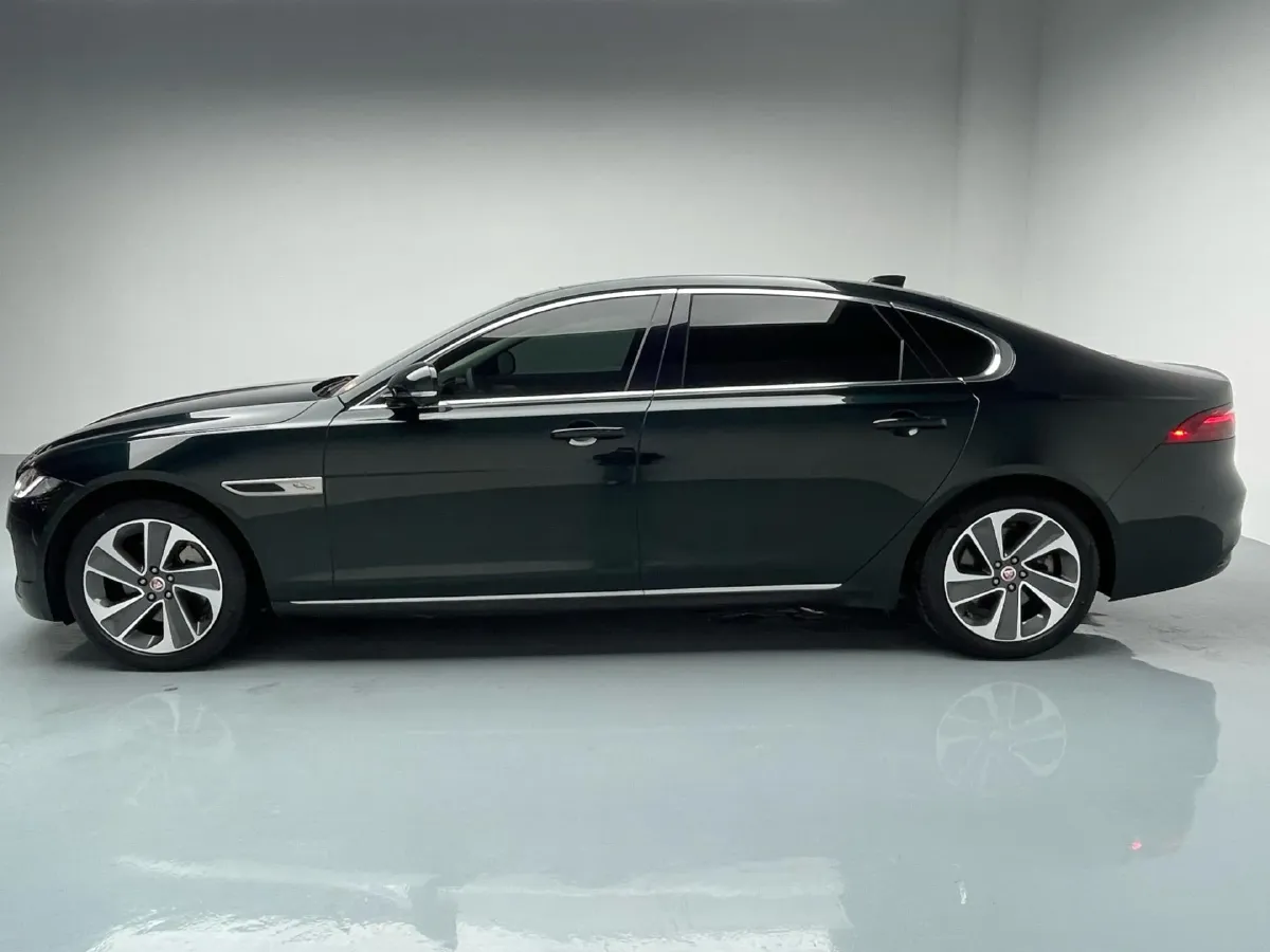 2022 Jaguar XFL 2.0T 200HP L4 8AT,autocango,china used car exporter,china ev exporter,chinese used car exporter,chinese used ev exporter