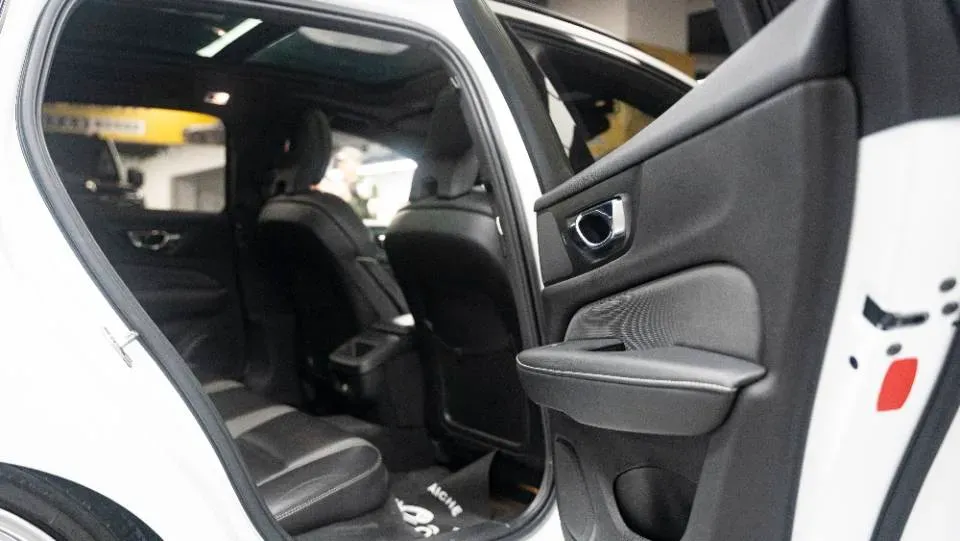 2020 Volvo V60 2.0T 254HP L4 8AT,autocango,china used car exporter,china ev exporter,chinese used car exporter,chinese used ev exporter