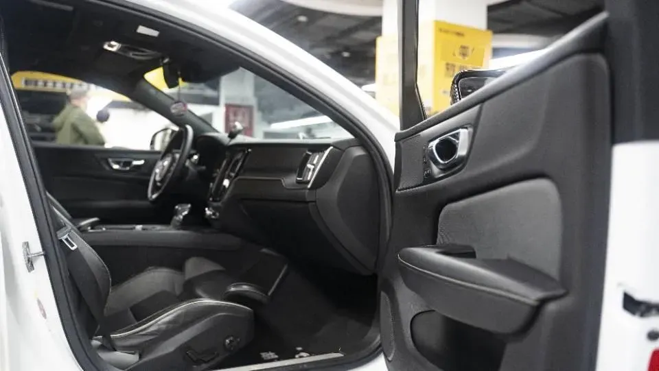 2020 Volvo V60 2.0T 254HP L4 8AT,autocango,china used car exporter,china ev exporter,chinese used car exporter,chinese used ev exporter