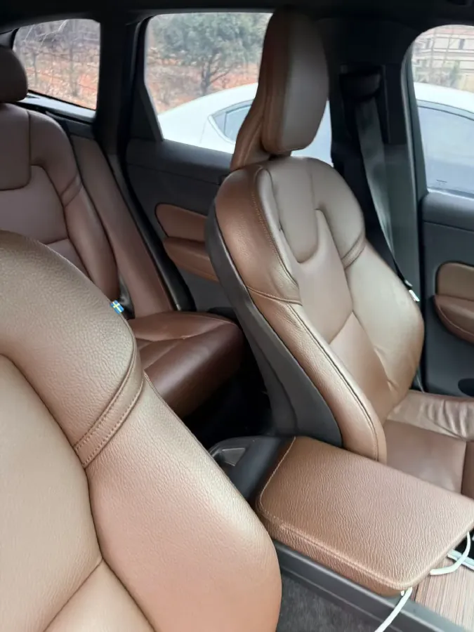 2021 Volvo XC60 2.0T 250HP L4 8AT,autocango,china used car exporter,china ev exporter,chinese used car exporter,chinese used ev exporter