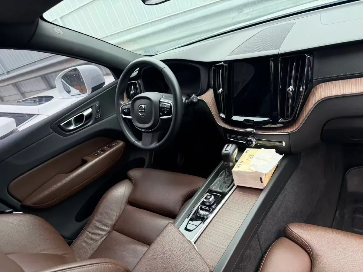 2021 Volvo XC60 2.0T 250HP L4 8AT,autocango,china used car exporter,china ev exporter,chinese used car exporter,chinese used ev exporter