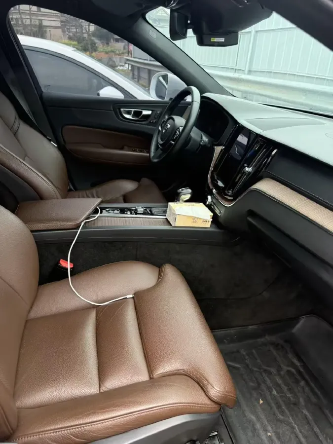 2021 Volvo XC60 2.0T 250HP L4 8AT,autocango,china used car exporter,china ev exporter,chinese used car exporter,chinese used ev exporter