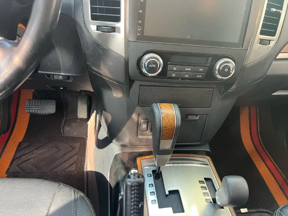 2016 Mitsubishi Pajero 3.0L 174HP V6 5AT,autocango,china used car exporter,china ev exporter,chinese used car exporter,chinese used ev exporter