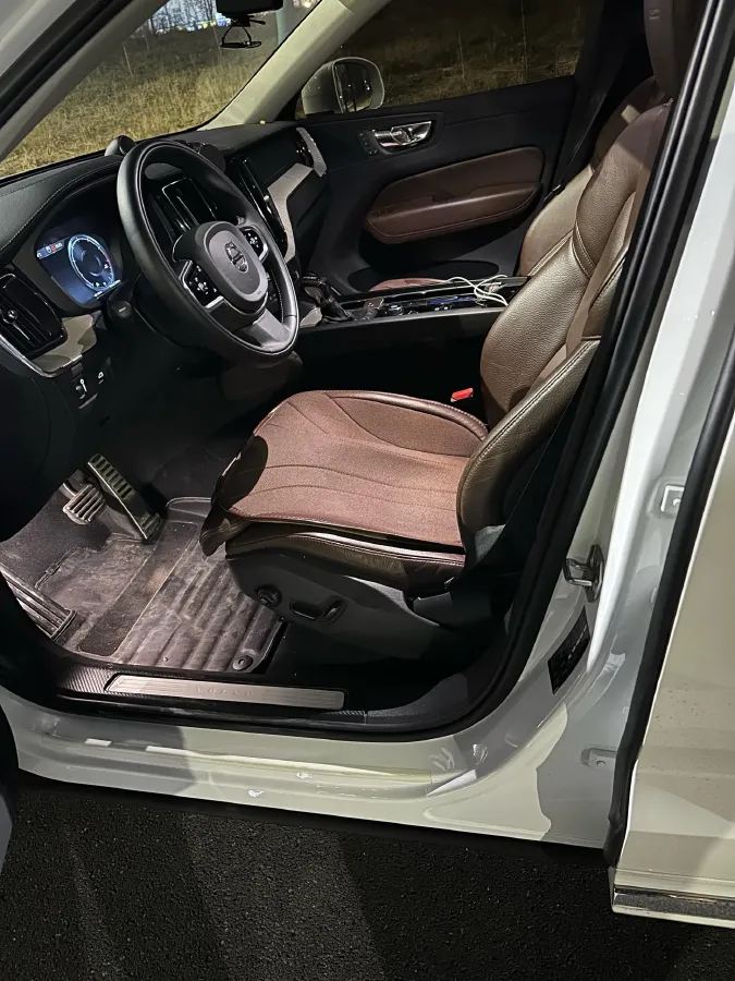 2021 Volvo XC60 2.0T 250HP L4 8AT,autocango,china used car exporter,china ev exporter,chinese used car exporter,chinese used ev exporter