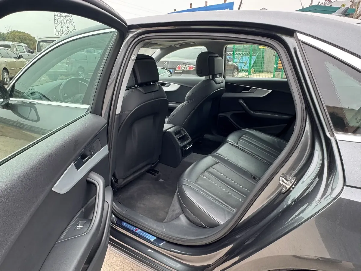 2022 Audi A4L 2.0T 190HP L4 7DCT,autocango,china used car exporter,china ev exporter,chinese used car exporter,chinese used ev exporter