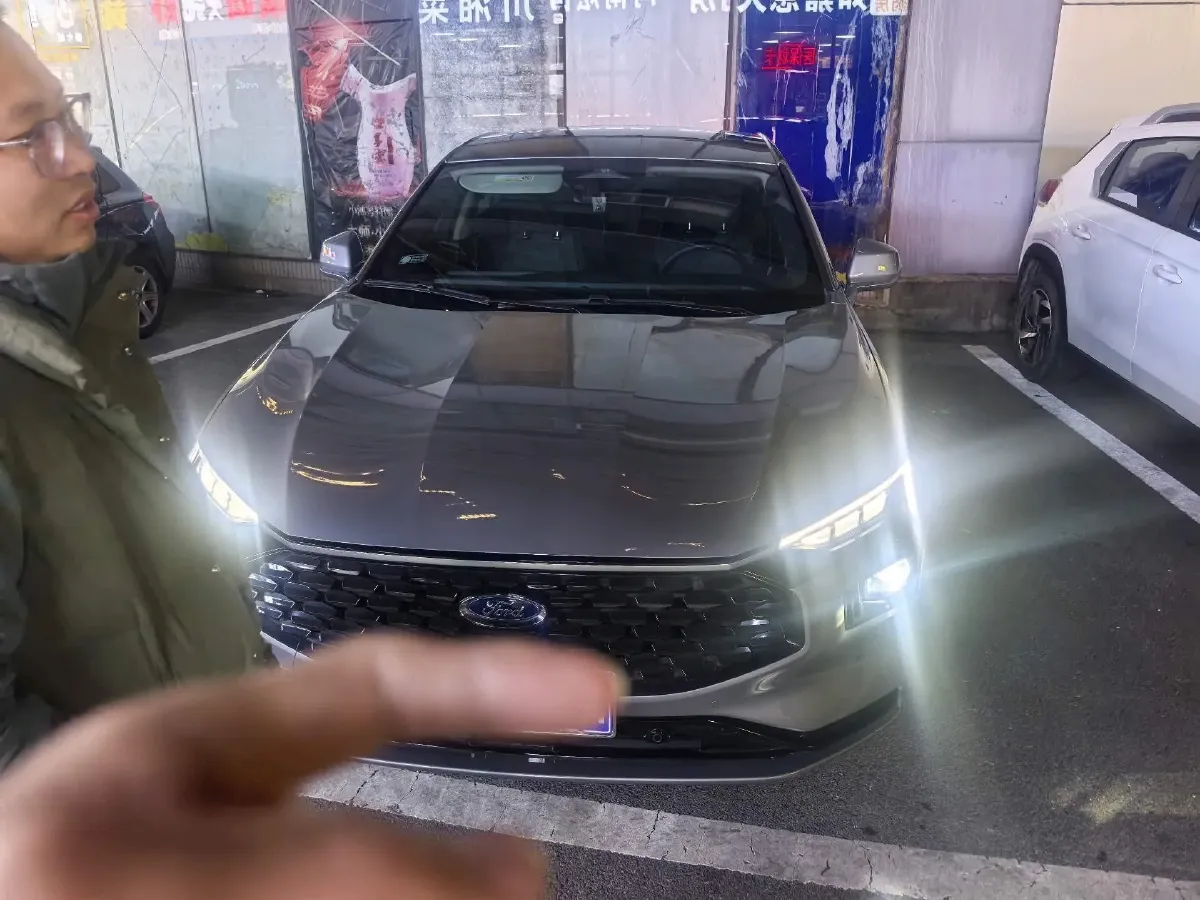 2025 Ford Mondeo 2.0T 254HP L4 8AT,autocango,china used car exporter,china ev exporter,chinese used car exporter,chinese used ev exporter