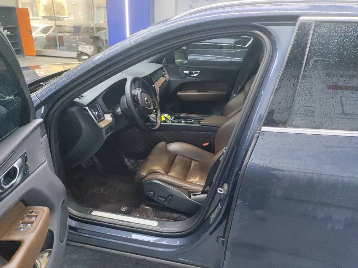 2024 Volvo XC60 2.0T 250HP L4 8AT,autocango,china used car exporter,china ev exporter,chinese used car exporter,chinese used ev exporter