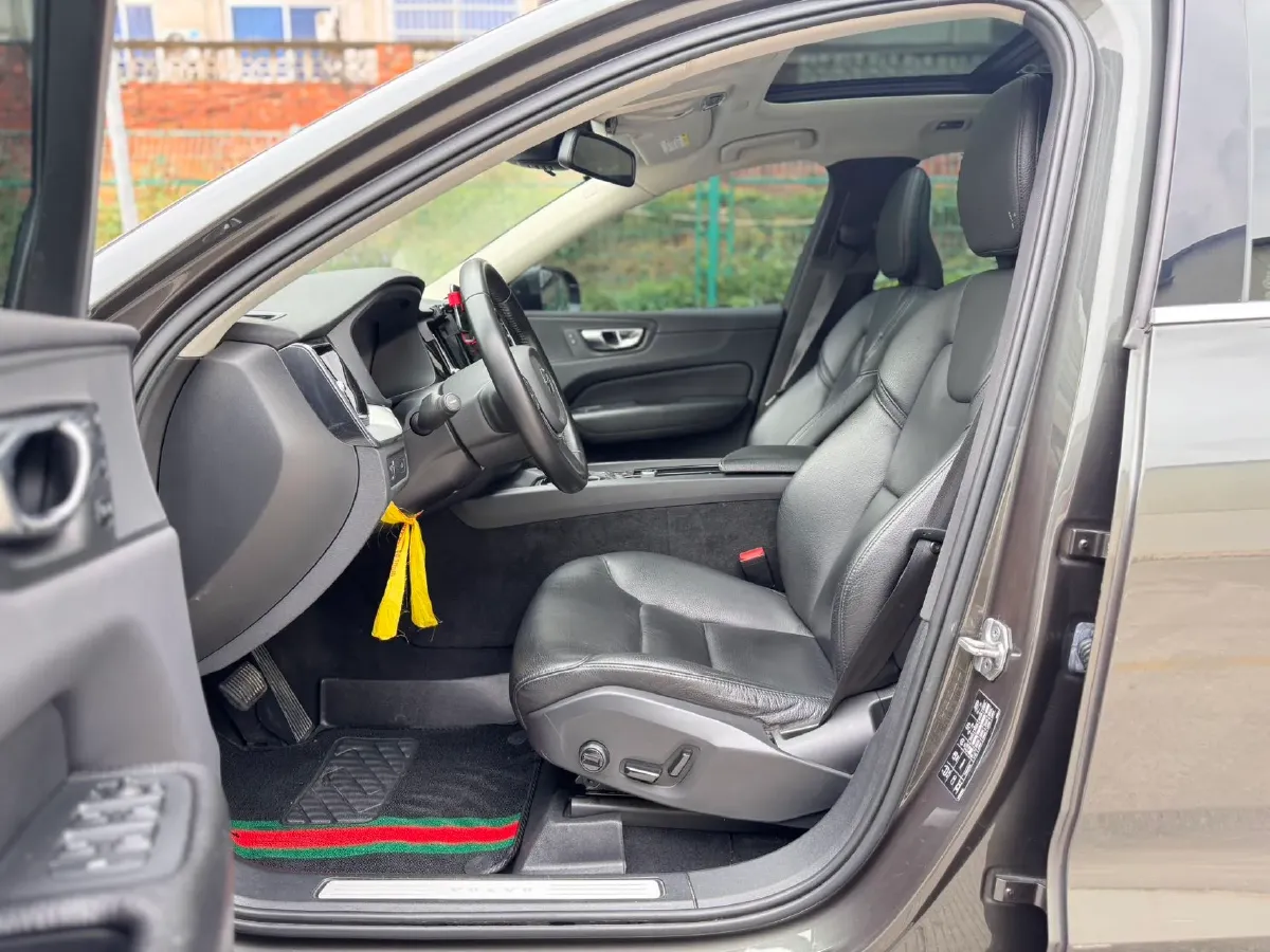 2020 Volvo XC60 2.0T 254HP L4 8AT,autocango,china used car exporter,china ev exporter,chinese used car exporter,chinese used ev exporter