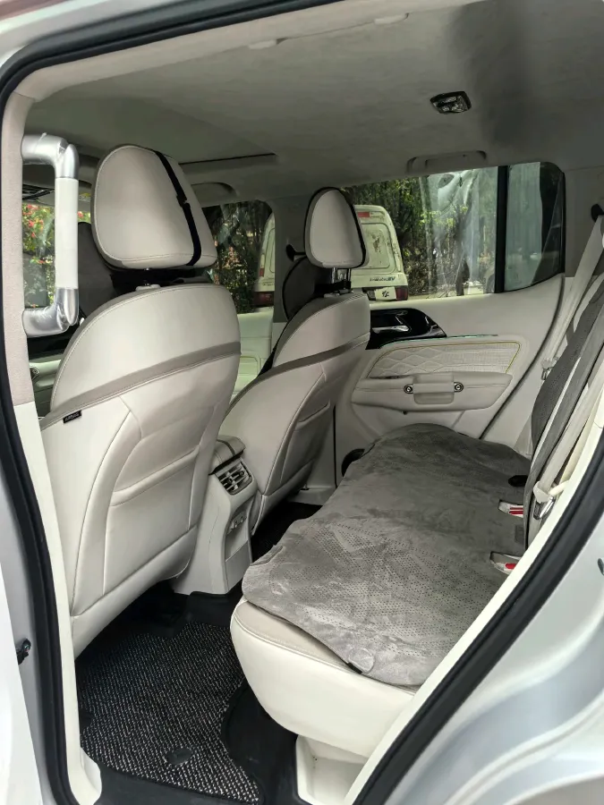 2021 Cyberspace 300 2.0T 227HP L4 8AT,autocango,china used car exporter,china ev exporter,chinese used car exporter,chinese used ev exporter