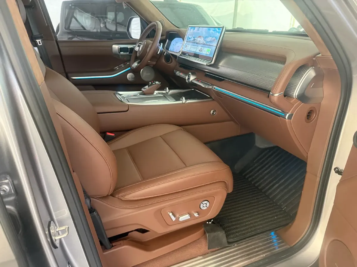 2024 Tank 700 3.0T 360HP V6 9AT PHEV 37.1KWH,autocango,china used car exporter,china ev exporter,chinese used car exporter,chinese used ev exporter