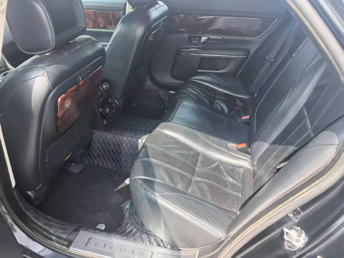 2013 Jaguar XJ 2.0T 240HP L4 8AT,autocango,china used car exporter,china ev exporter,chinese used car exporter,chinese used ev exporter