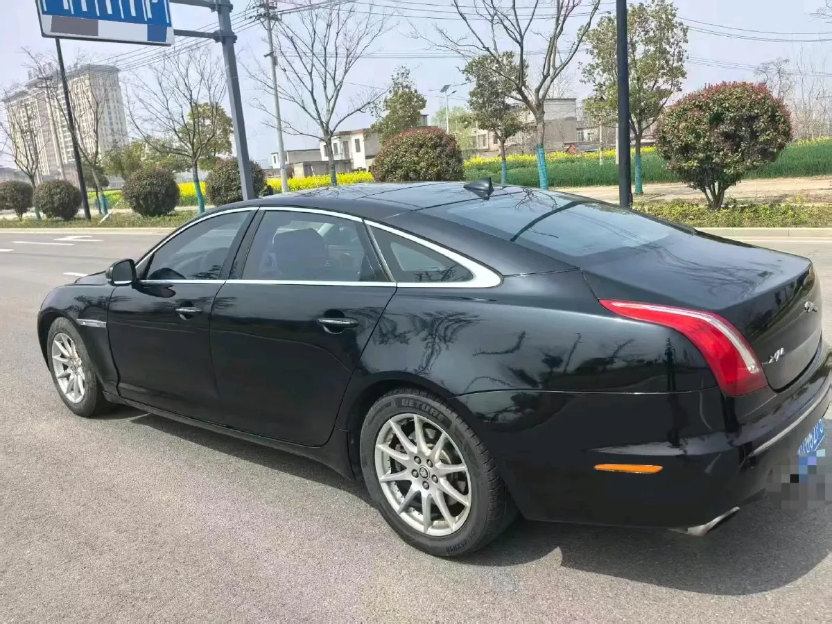 2013 Jaguar XJ 2.0T 240HP L4 8AT,autocango,china used car exporter,china ev exporter,chinese used car exporter,chinese used ev exporter