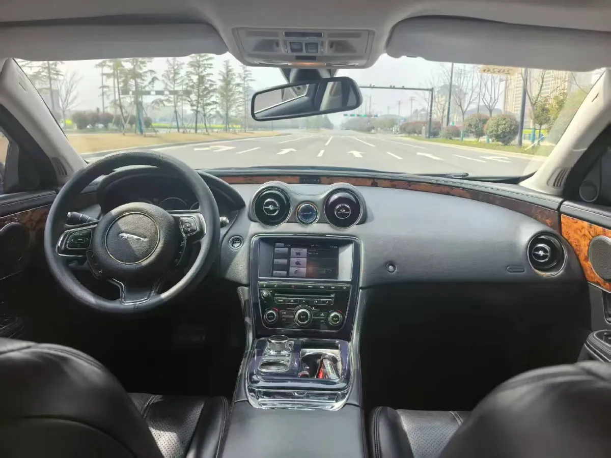 2013 Jaguar XJ 2.0T 240HP L4 8AT,autocango,china used car exporter,china ev exporter,chinese used car exporter,chinese used ev exporter