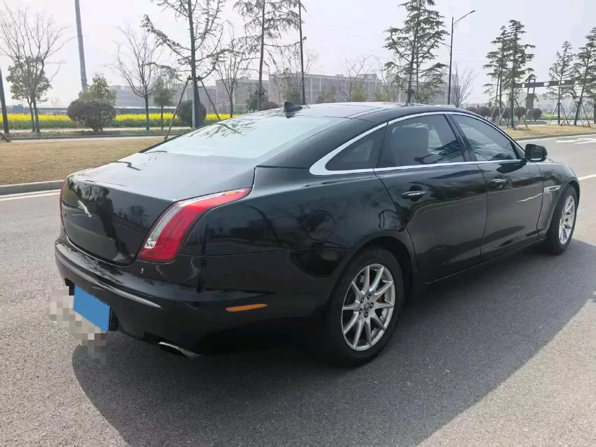 2013 Jaguar XJ 2.0T 240HP L4 8AT,autocango,china used car exporter,china ev exporter,chinese used car exporter,chinese used ev exporter