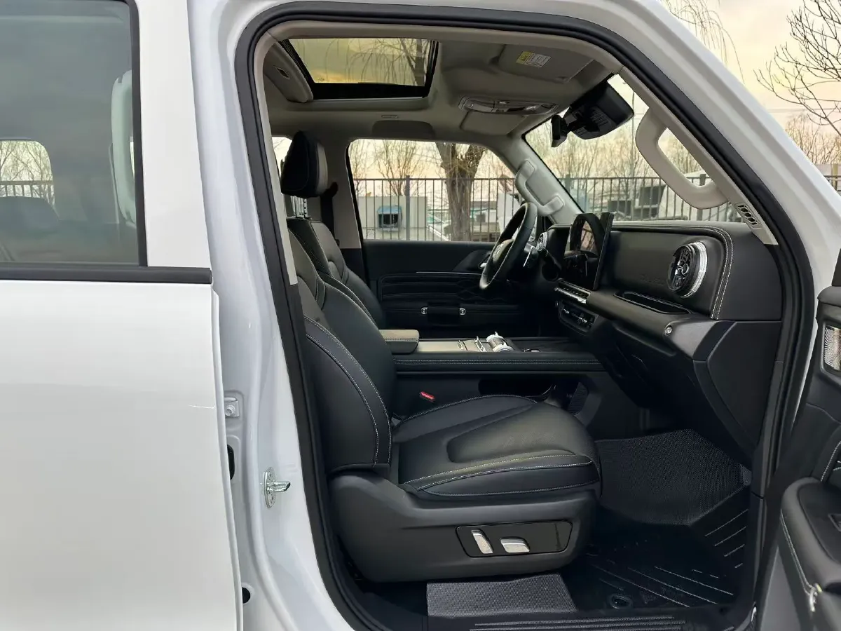 2025 Tank 300 2.0T 252HP L4 9AT PHEV,autocango,china used car exporter,china ev exporter,chinese used car exporter,chinese used ev exporter