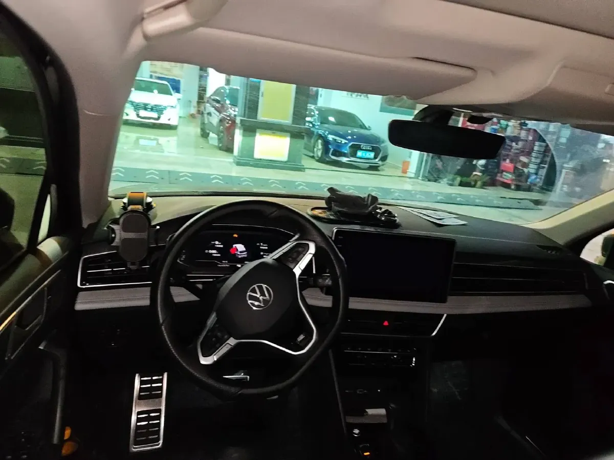 2024 Volkswagen Tiguan L 2.0T 186HP L4 7DCT,autocango,china used car exporter,china ev exporter,chinese used car exporter,chinese used ev exporter
