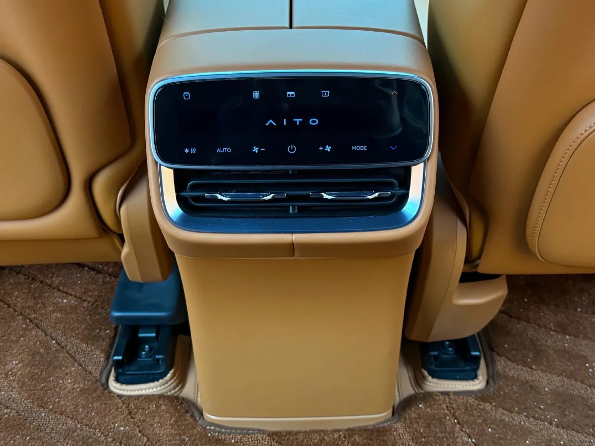 2025 AITO AITO M8 REEV 160HP REEV 53.4KWH,autocango,china used car exporter,china ev exporter,chinese used car exporter,chinese used ev exporter