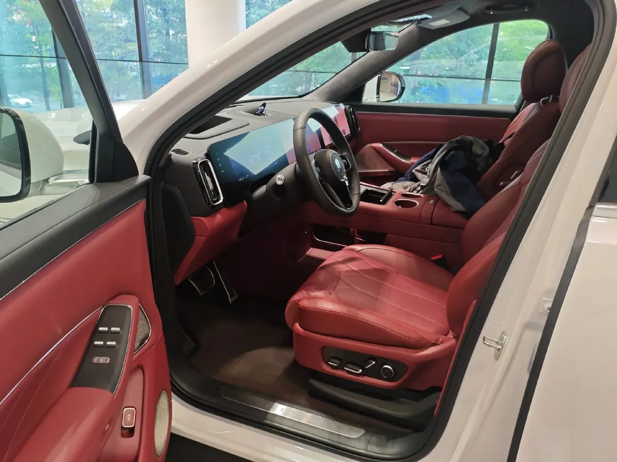 2025 AITO AITO M8 REEV 160HP REEV 53.4KWH,autocango,china used car exporter,china ev exporter,chinese used car exporter,chinese used ev exporter