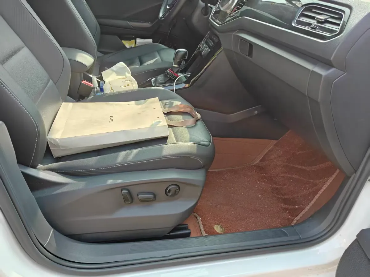 2022 Volkswagen T-Roc 1.4T 150HP L4 7DCT,autocango,china used car exporter,china ev exporter,chinese used car exporter,chinese used ev exporter