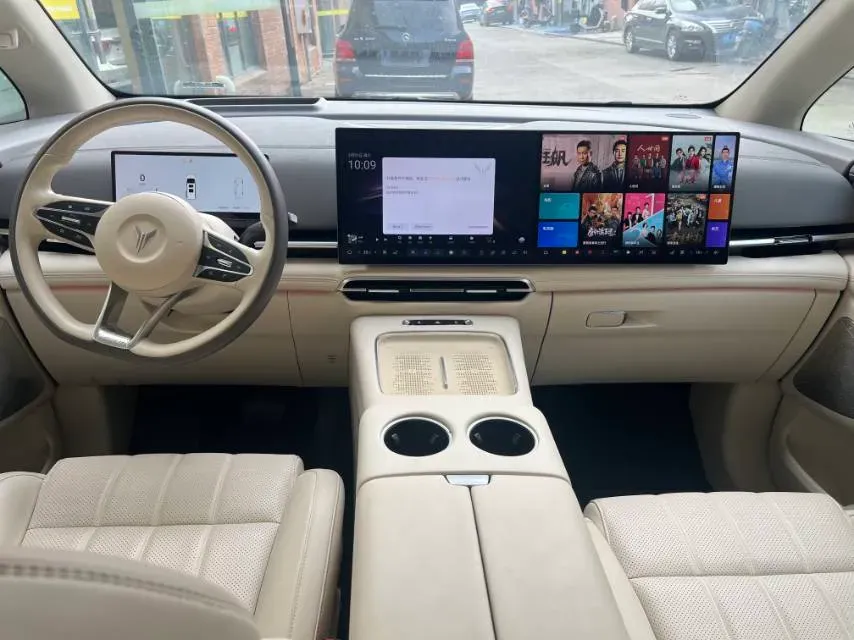 2025 Voyah Dream 1.5T 150HP L4 PHEV 41.7KWH,autocango,china used car exporter,china ev exporter,chinese used car exporter,chinese used ev exporter