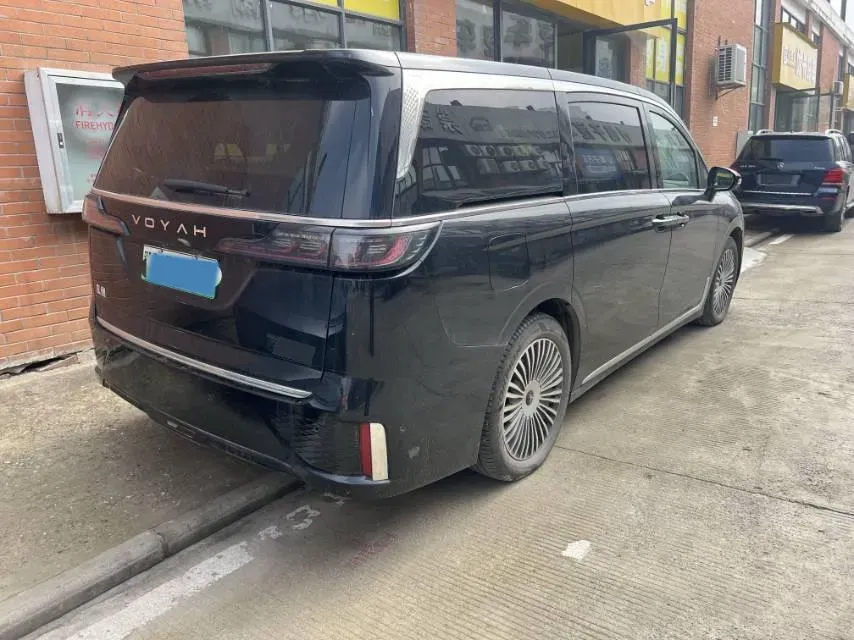 2025 Voyah Dream 1.5T 150HP L4 PHEV 41.7KWH,autocango,china used car exporter,china ev exporter,chinese used car exporter,chinese used ev exporter