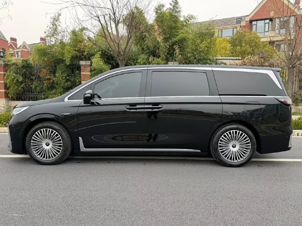 2025 Voyah Dream 1.5T 150HP L4 PHEV 41.7KWH,autocango,china used car exporter,china ev exporter,chinese used car exporter,chinese used ev exporter