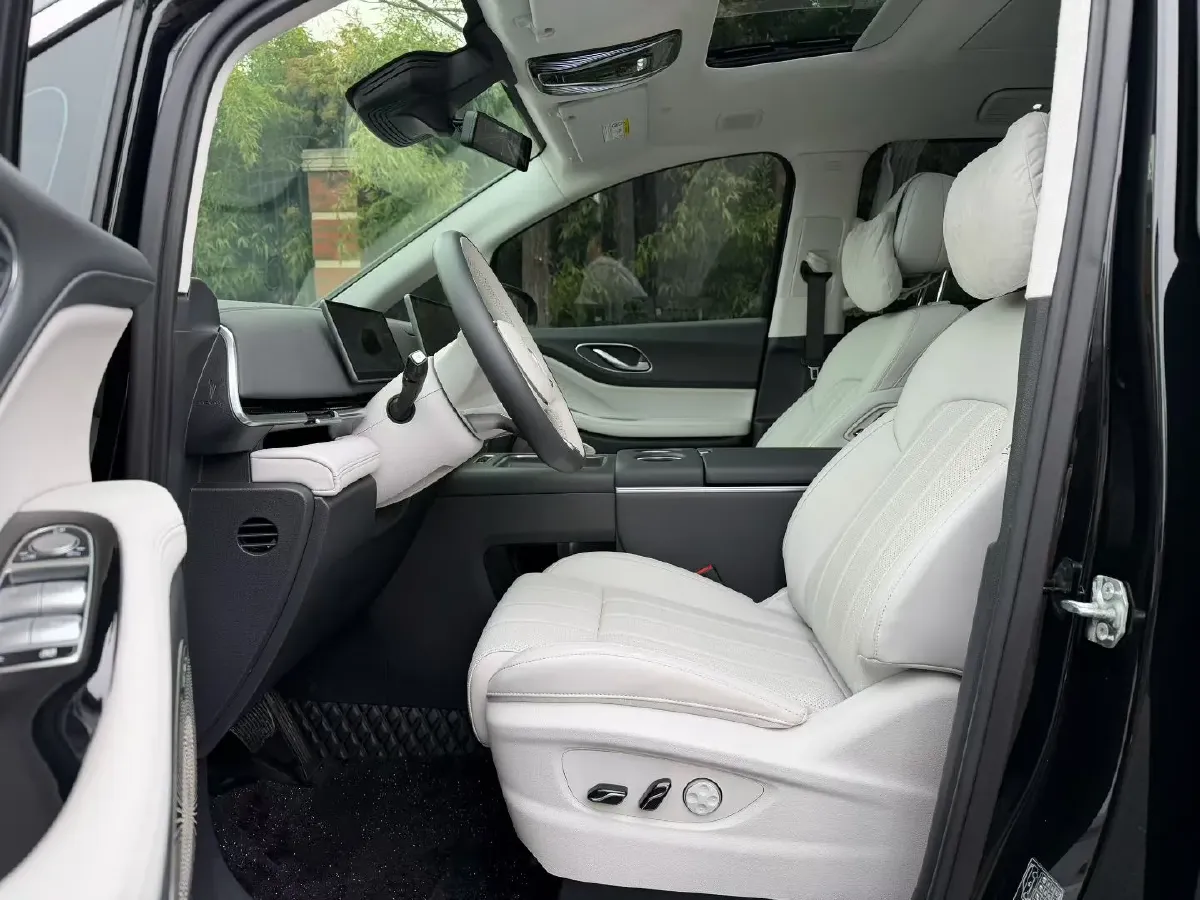 2025 Voyah Dream 1.5T 150HP L4 PHEV 41.7KWH,autocango,china used car exporter,china ev exporter,chinese used car exporter,chinese used ev exporter