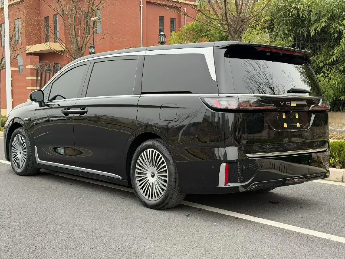 2025 Voyah Dream 1.5T 150HP L4 PHEV 41.7KWH,autocango,china used car exporter,china ev exporter,chinese used car exporter,chinese used ev exporter