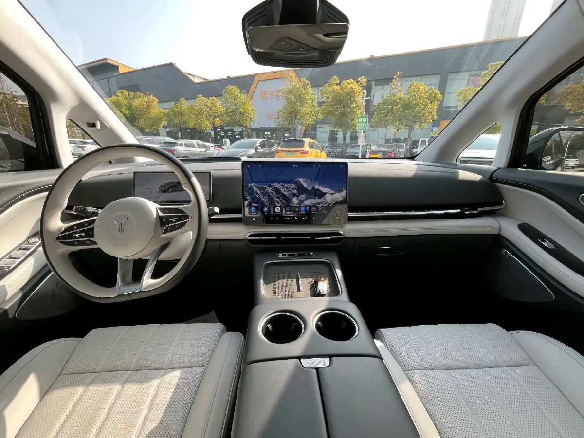 2025 Voyah Dream 1.5T 150HP L4 PHEV 41.7KWH,autocango,china used car exporter,china ev exporter,chinese used car exporter,chinese used ev exporter