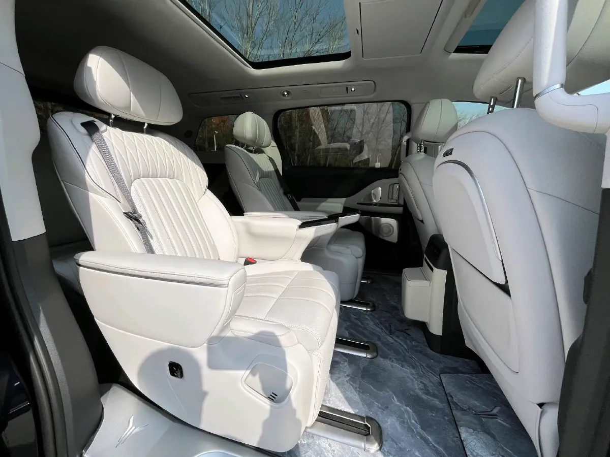 2025 Voyah Dream 1.5T 150HP L4 PHEV 41.7KWH,autocango,china used car exporter,china ev exporter,chinese used car exporter,chinese used ev exporter