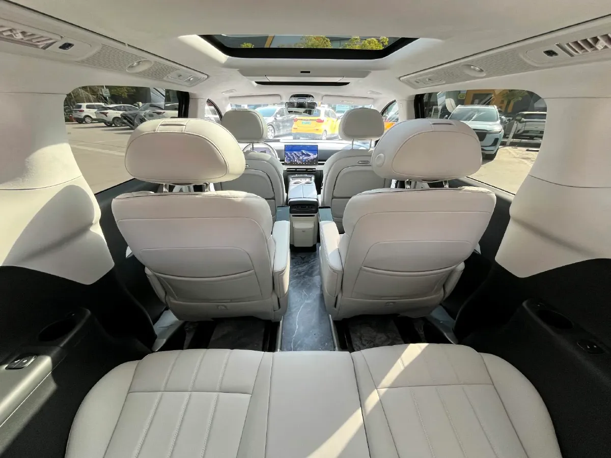 2025 Voyah Dream 1.5T 150HP L4 PHEV 41.7KWH,autocango,china used car exporter,china ev exporter,chinese used car exporter,chinese used ev exporter