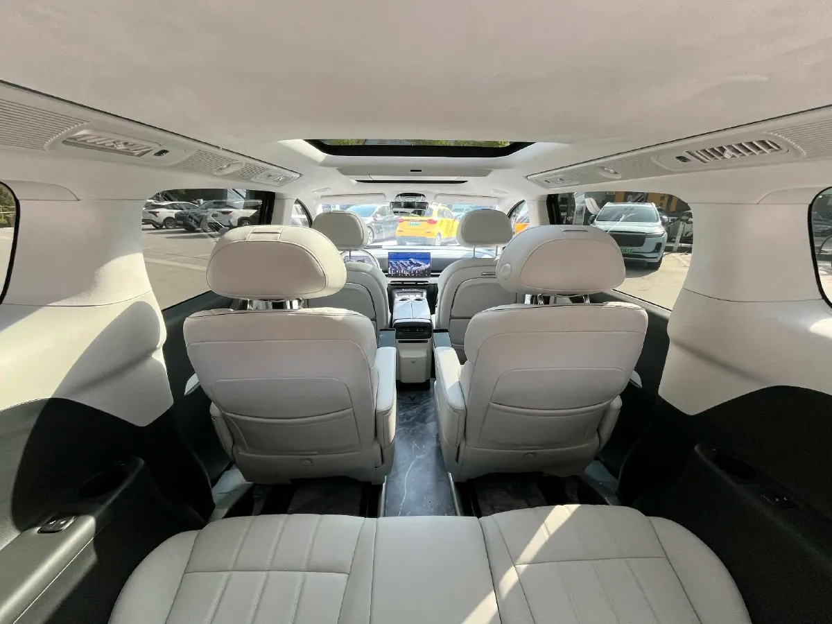 2025 Voyah Dream 1.5T 150HP L4 PHEV 41.7KWH,autocango,china used car exporter,china ev exporter,chinese used car exporter,chinese used ev exporter