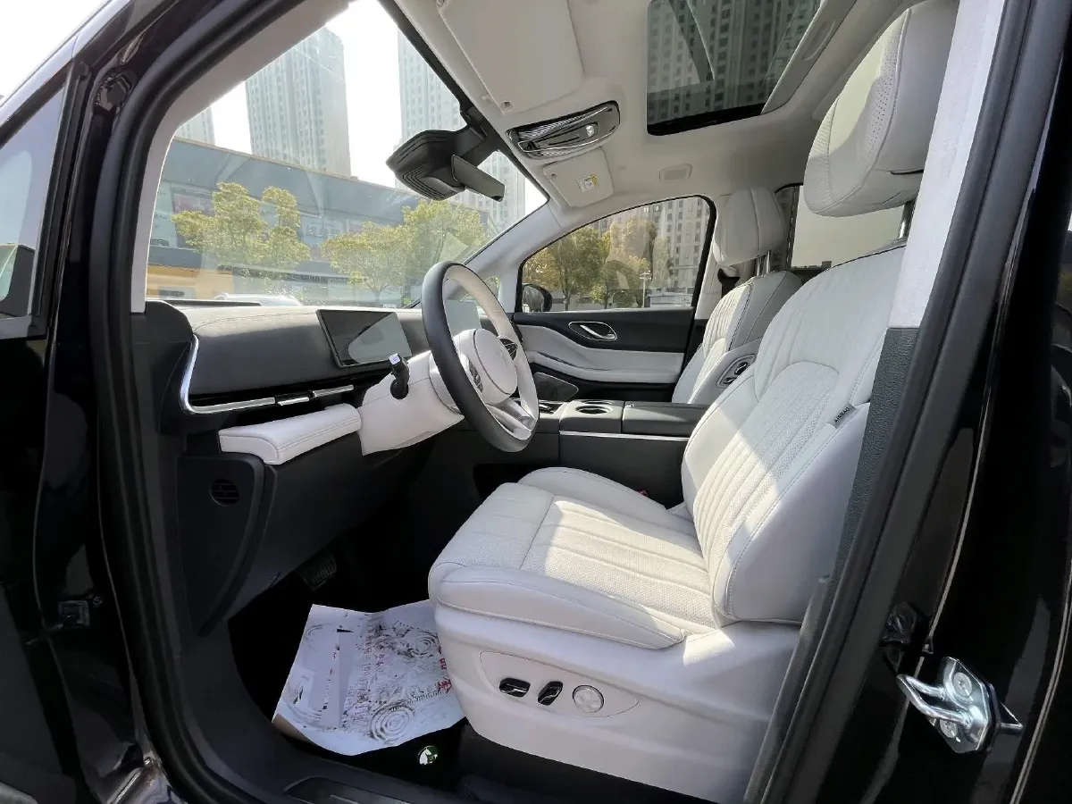 2025 Voyah Dream 1.5T 150HP L4 PHEV 41.7KWH,autocango,china used car exporter,china ev exporter,chinese used car exporter,chinese used ev exporter