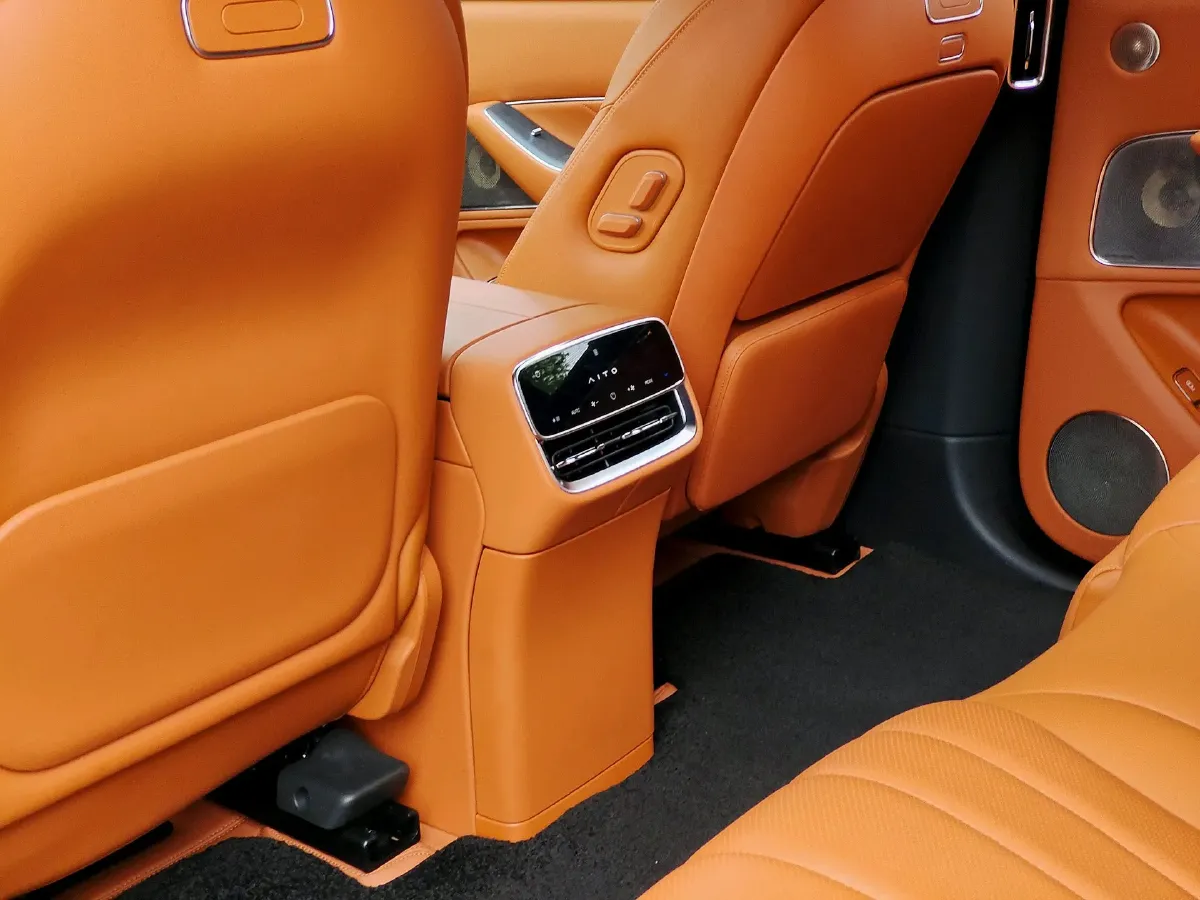 2025 AITO AITO M8 REEV 160HP REEV 53.4KWH,autocango,china used car exporter,china ev exporter,chinese used car exporter,chinese used ev exporter