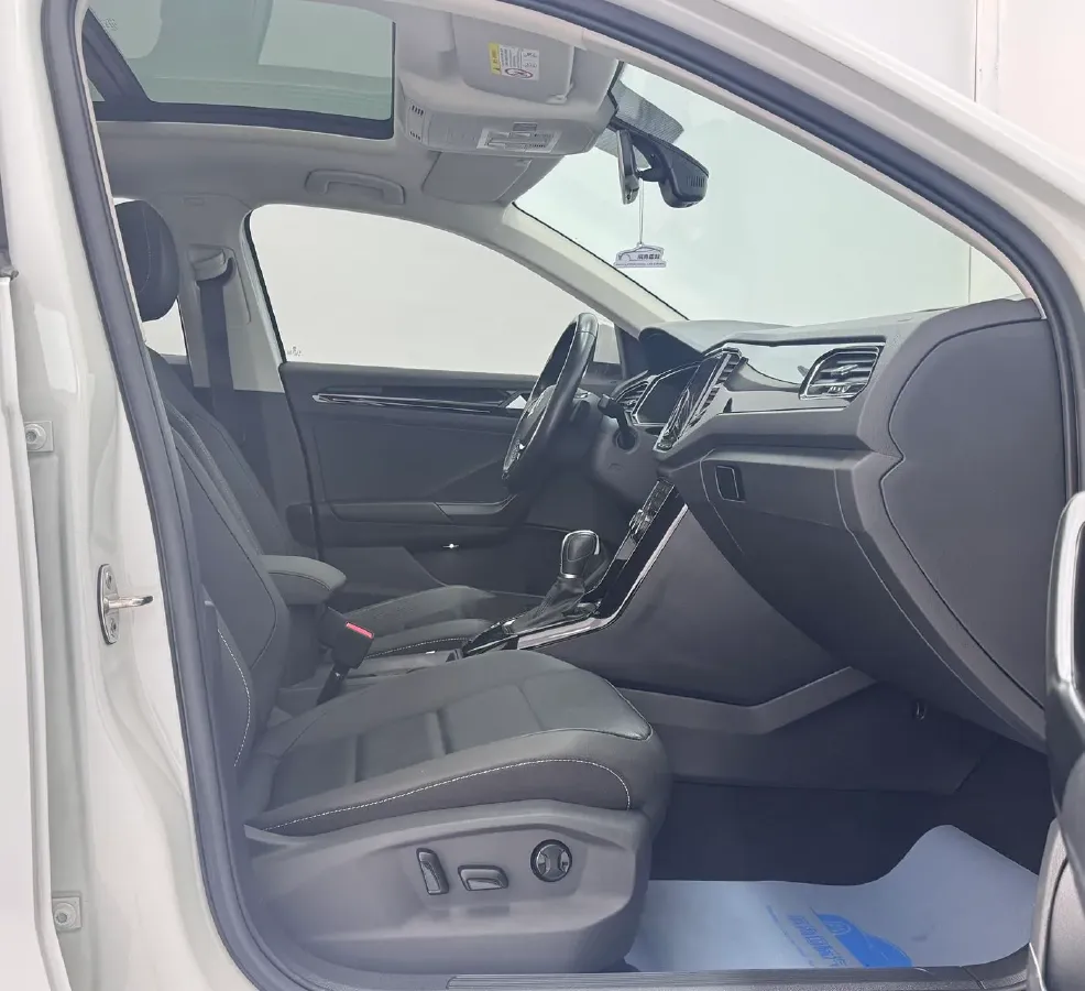 2022 Volkswagen T-Roc 1.4T 150HP L4 7DCT,autocango,china used car exporter,china ev exporter,chinese used car exporter,chinese used ev exporter