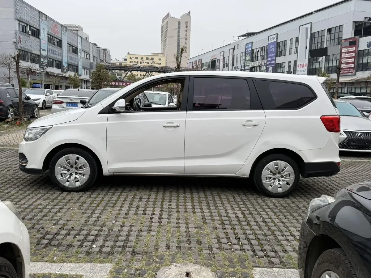 2019 BaoJun 730 1.5L 105HP L4 6MT,autocango,china used car exporter,china ev exporter,chinese used car exporter,chinese used ev exporter