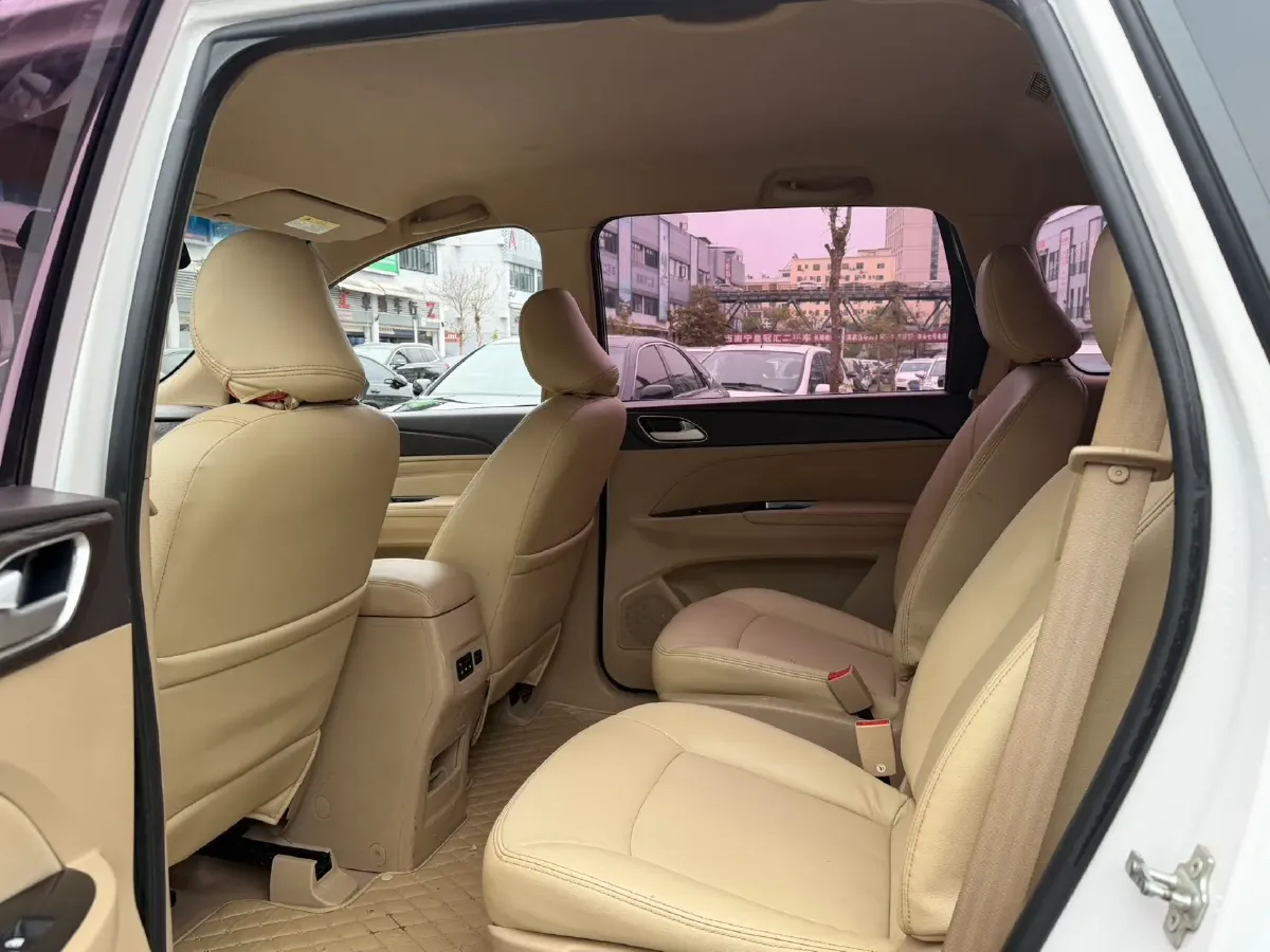 2019 BaoJun 730 1.5L 105HP L4 6MT,autocango,china used car exporter,china ev exporter,chinese used car exporter,chinese used ev exporter