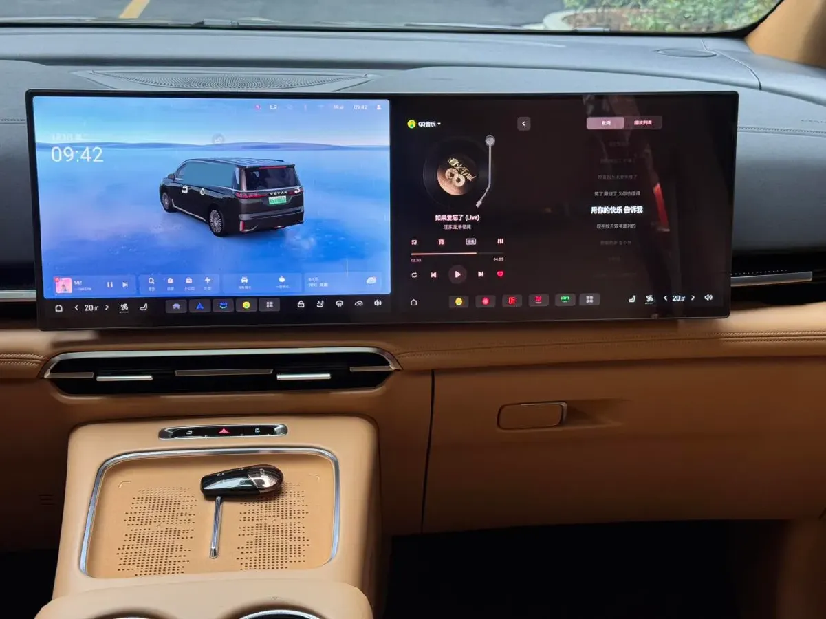 2025 Voyah Dream 1.5T 150HP L4 PHEV 41.7KWH,autocango,china used car exporter,china ev exporter,chinese used car exporter,chinese used ev exporter