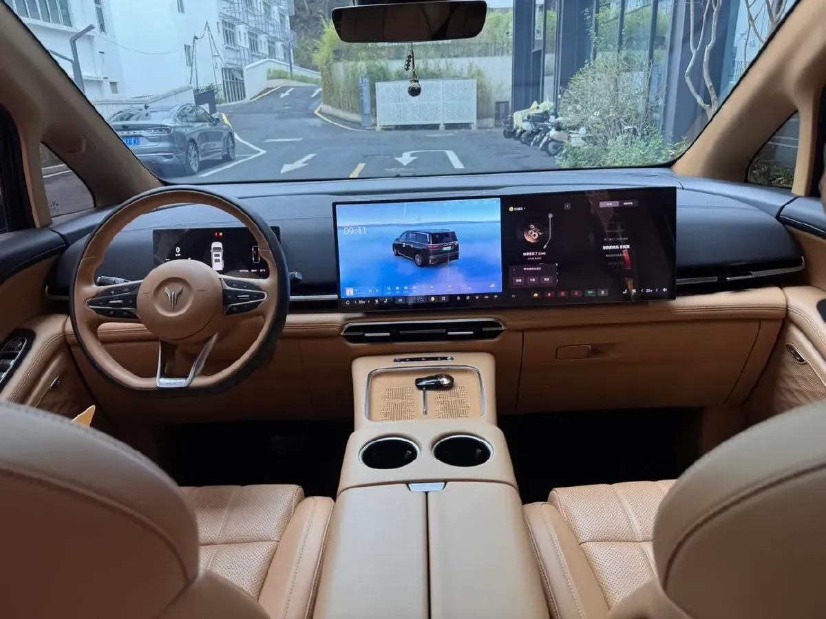 2025 Voyah Dream 1.5T 150HP L4 PHEV 41.7KWH,autocango,china used car exporter,china ev exporter,chinese used car exporter,chinese used ev exporter