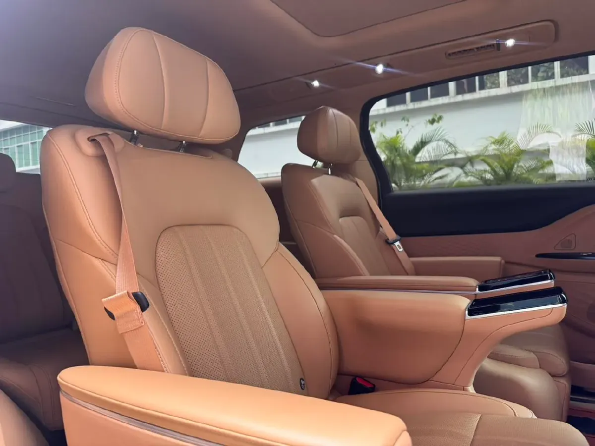 2025 Voyah Dream 1.5T 150HP L4 PHEV 41.7KWH,autocango,china used car exporter,china ev exporter,chinese used car exporter,chinese used ev exporter