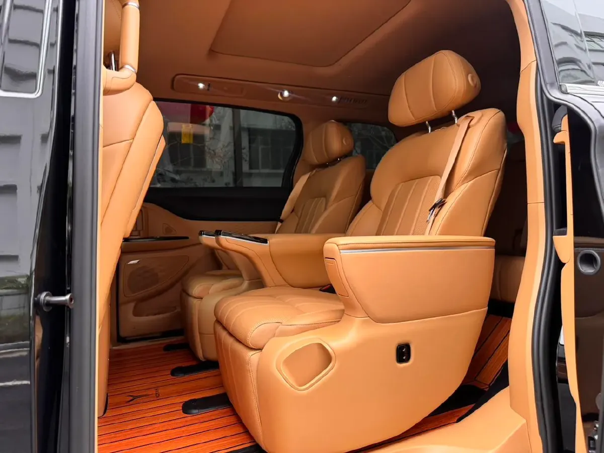 2025 Voyah Dream 1.5T 150HP L4 PHEV 41.7KWH,autocango,china used car exporter,china ev exporter,chinese used car exporter,chinese used ev exporter