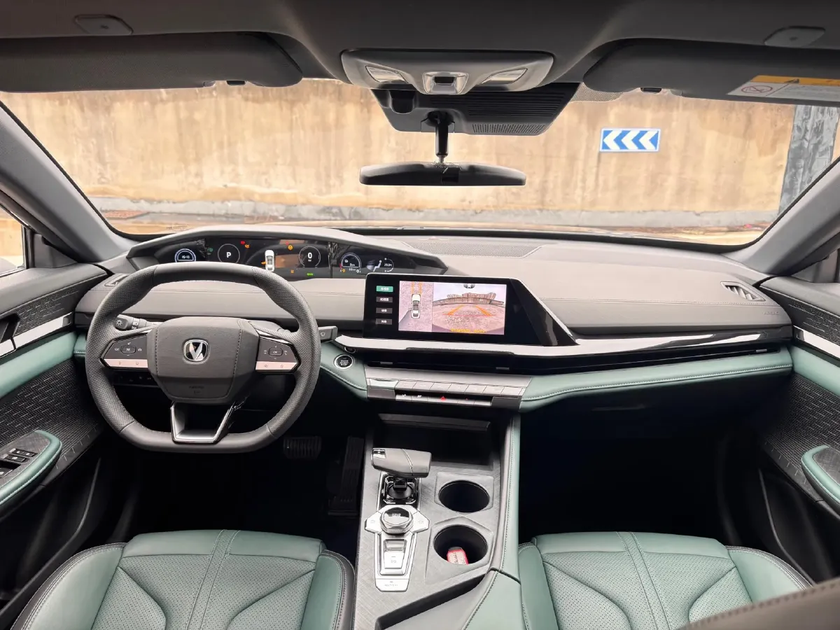 2024 ChangAn UNI-V iDD 1.5L 110HP L4 E-CVT PHEV 18.99KWH,autocango,china used car exporter,china ev exporter,chinese used car exporter,chinese used ev exporter