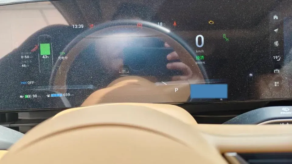 2024 Voyah Dream 1.5T 150HP L4 PHEV 43KWH,autocango,china used car exporter,china ev exporter,chinese used car exporter,chinese used ev exporter