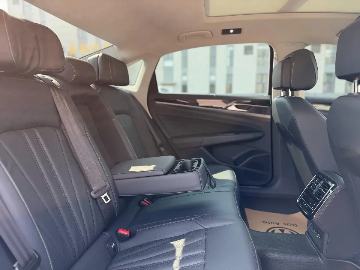 2024 Volkswagen Passat 2.0T 220HP L4 7DCT,autocango,china used car exporter,china ev exporter,chinese used car exporter,chinese used ev exporter