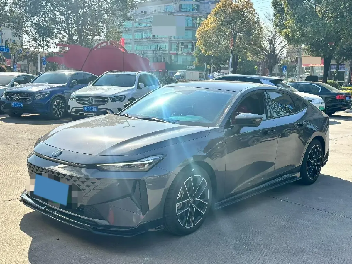 2024 ChangAn UNI-V iDD 1.5L 110HP L4 E-CVT PHEV 18.99KWH,autocango,china used car exporter,china ev exporter,chinese used car exporter,chinese used ev exporter