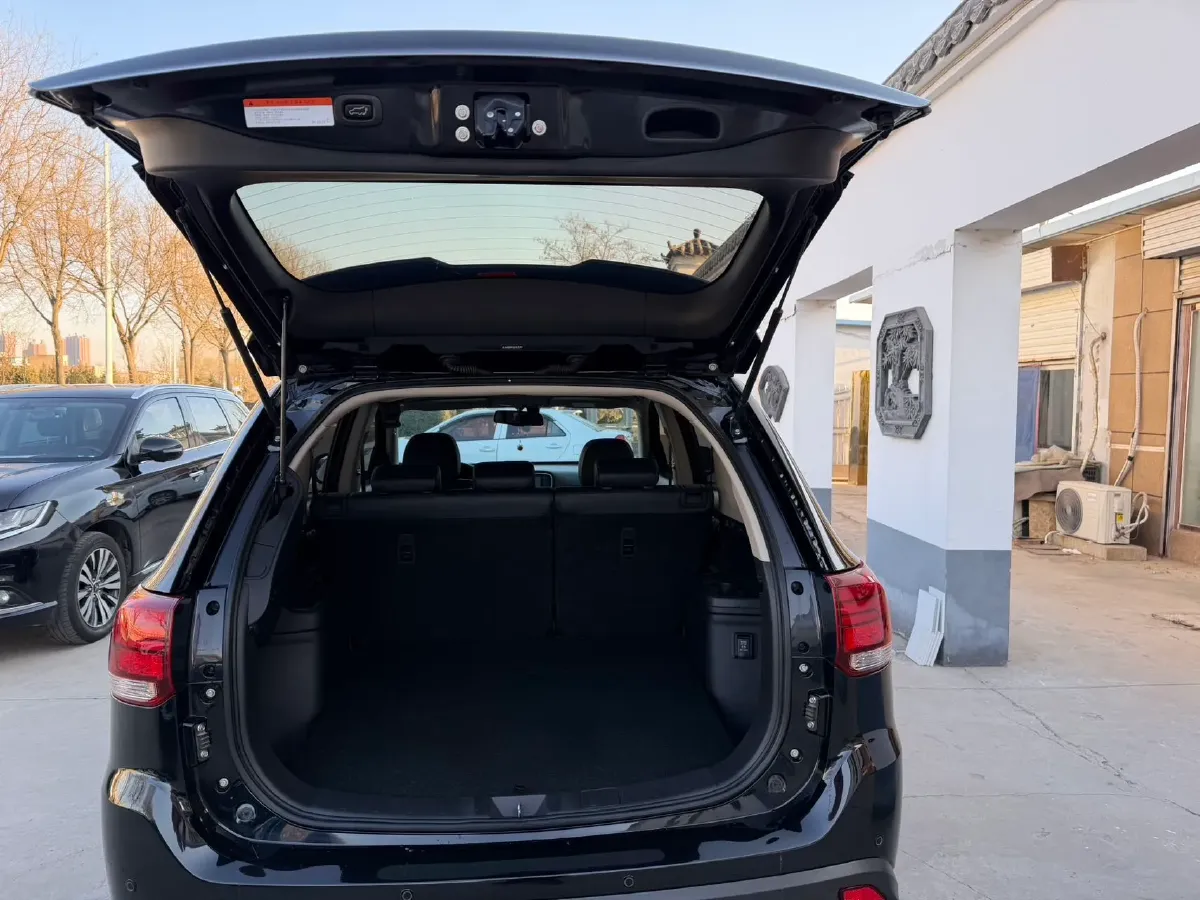 2021 Mitsubishi Outlander 2.4L 192HP L4 CVT,autocango,china used car exporter,china ev exporter,chinese used car exporter,chinese used ev exporter